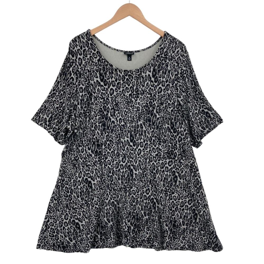 Torrid Blouse Top Womens Sz 5 White Black Leopard Print Short Sleeve Round Neck